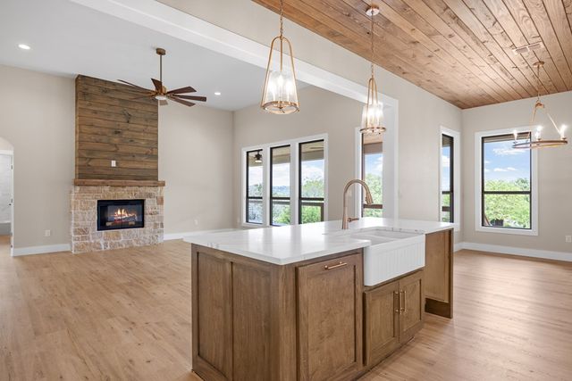 200 Castle Pines Dr, Kerrville, TX 78028