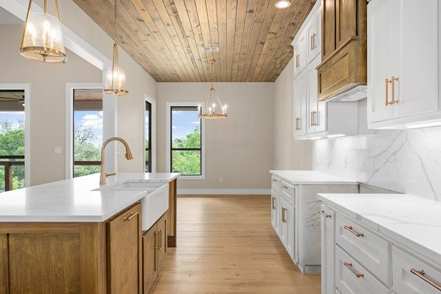 200 Castle Pines Dr, Kerrville, TX 78028