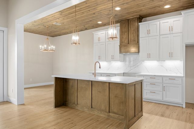 200 Castle Pines Dr, Kerrville, TX 78028