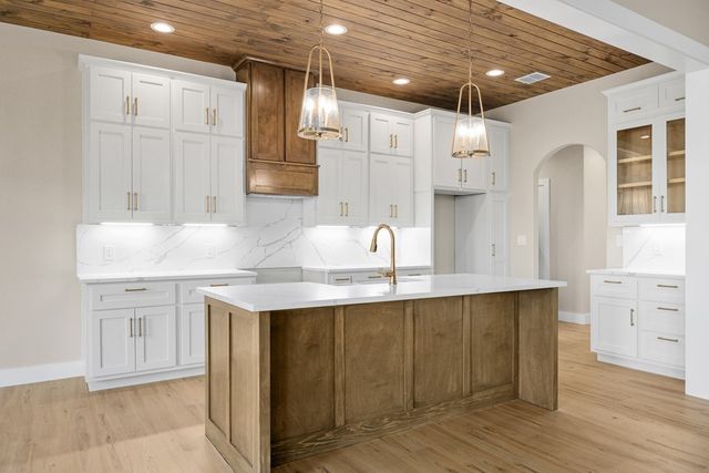 200 Castle Pines Dr, Kerrville, TX 78028
