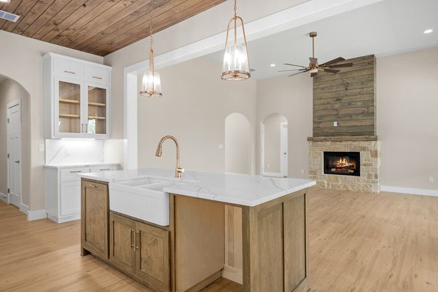 200 Castle Pines Dr, Kerrville, TX 78028