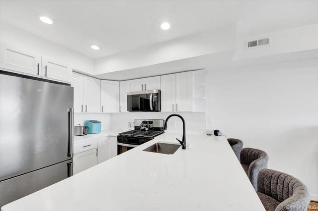 1 Patricia Lane 403, Bronx, NY 10465