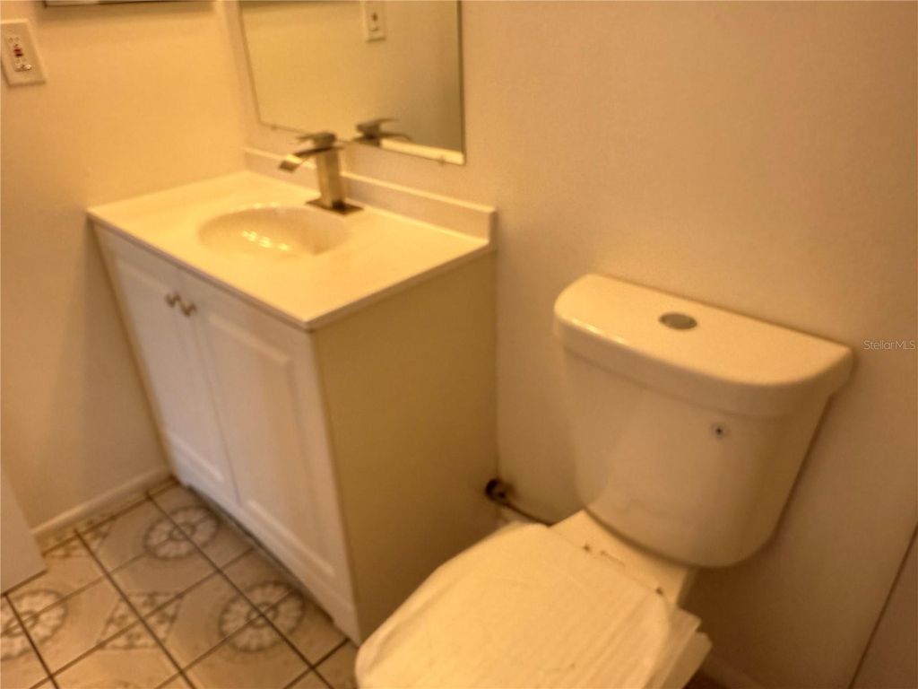 Image 15 of property listing at 2826 SWIFTON DRIVE 114, Sarasota, FL 34231