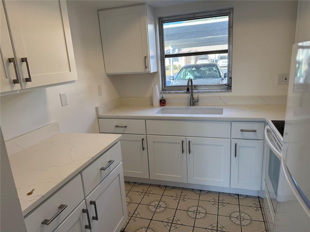 Image 3 of property listing at 2826 SWIFTON DRIVE 114, Sarasota, FL 34231