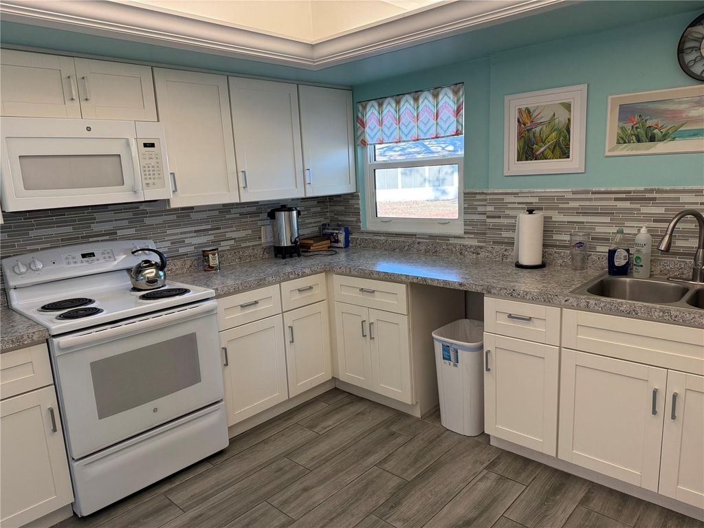 Image 21 of property listing at 2826 SWIFTON DRIVE 114, Sarasota, FL 34231