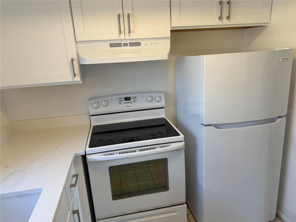 Image 5 of property listing at 2826 SWIFTON DRIVE 114, Sarasota, FL 34231