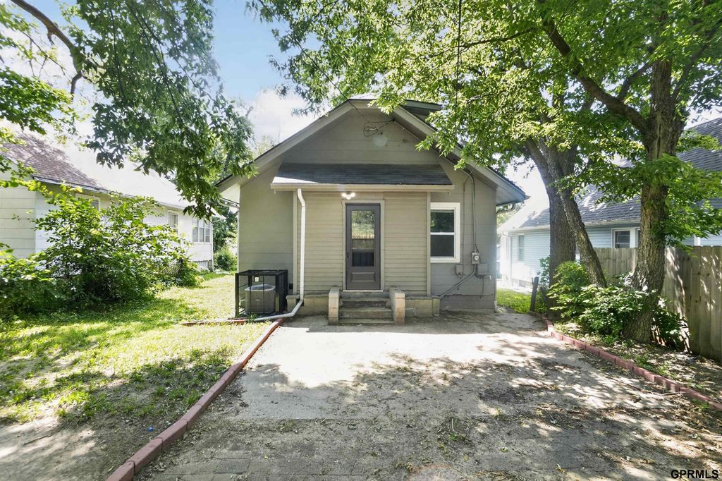 4636 Larimore Avenue, Omaha, NE 68104
