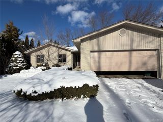 48 Webb Drive, Troy, MI 48098