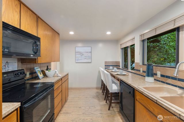 8433 221st Place SW, Edmonds, WA 98026