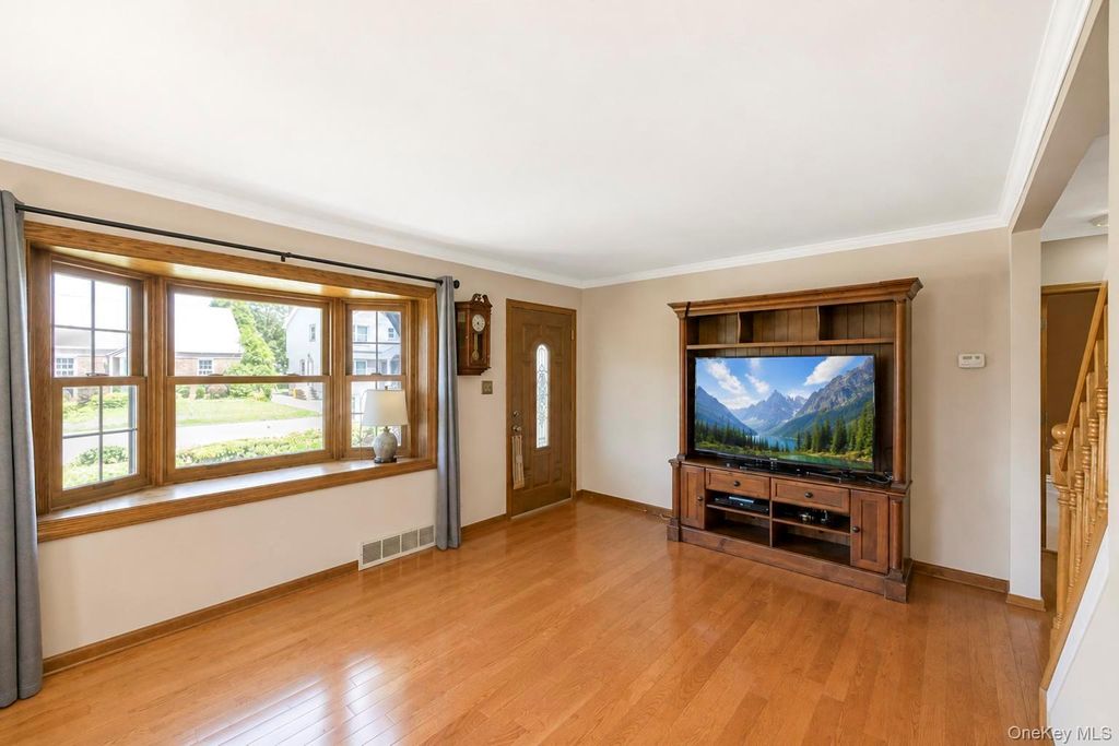 7 Edward Avenue, Hicksville, NY 11801 — photo 4