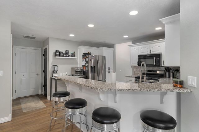 1812 W Village Lane, Springfield, MO 65807
