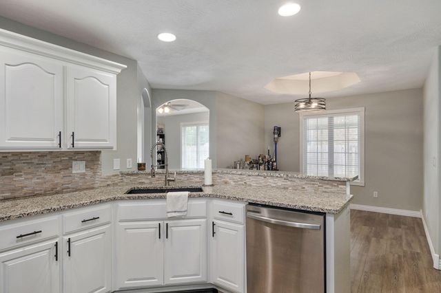 1812 W Village Lane, Springfield, MO 65807