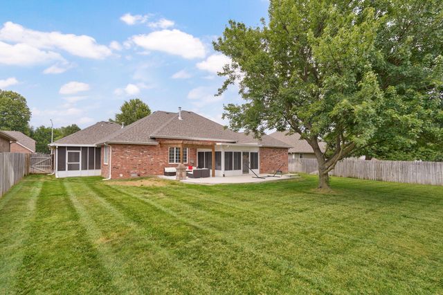 1812 W Village Lane, Springfield, MO 65807