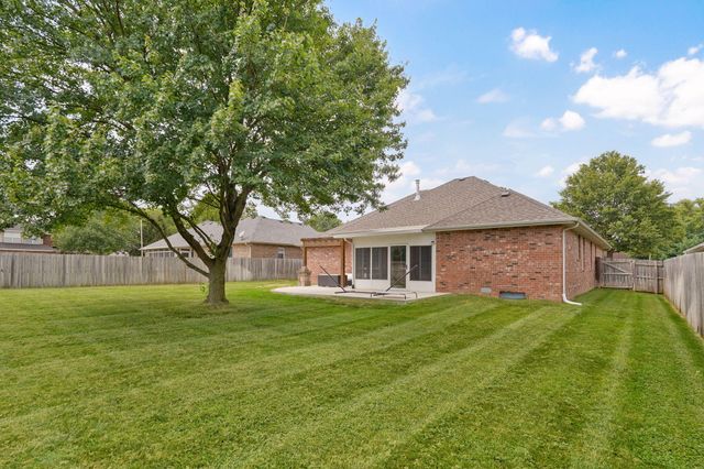 1812 W Village Lane, Springfield, MO 65807