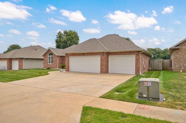 1812 W Village Lane, Springfield, MO 65807
