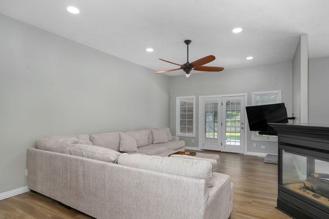 1812 W Village Lane, Springfield, MO 65807