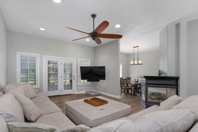 1812 W Village Lane, Springfield, MO 65807
