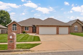 1812 W Village Lane, Springfield, MO 65807
