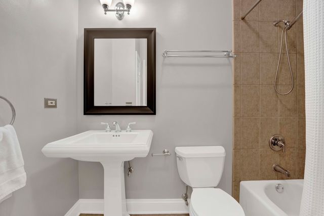 4543 N Malden Street 2N, Chicago, IL 60640