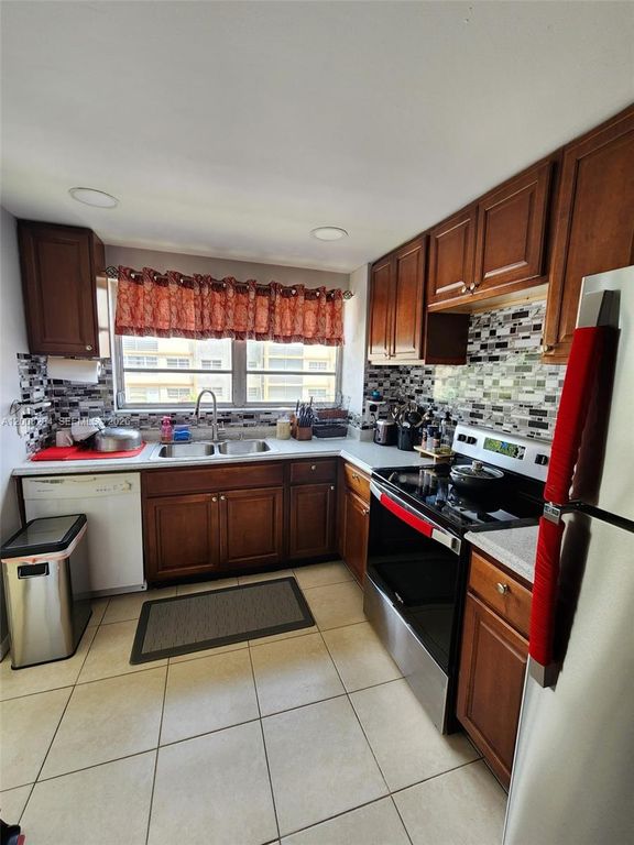 2201 NW 41st Ave 208, Lauderhill, FL 33313