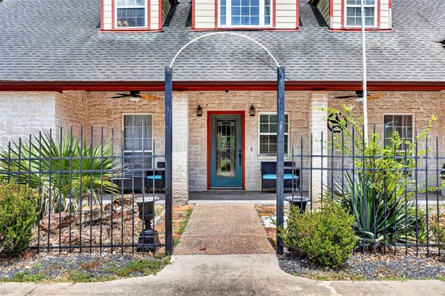 8618 Highway 6, Hitchcock, TX 77563