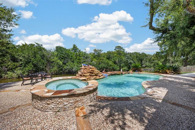 8618 Highway 6, Hitchcock, TX 77563