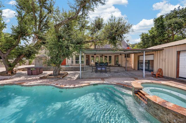 8618 Highway 6, Hitchcock, TX 77563