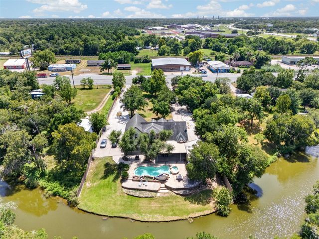 8618 Highway 6, Hitchcock, TX 77563