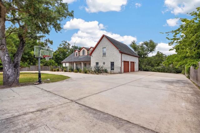 8618 Highway 6, Hitchcock, TX 77563