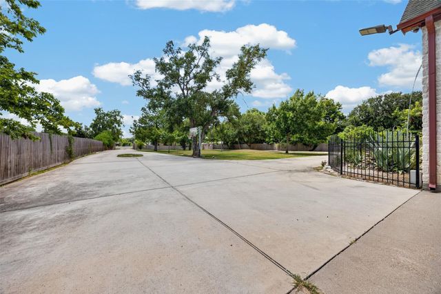 8618 Highway 6, Hitchcock, TX 77563