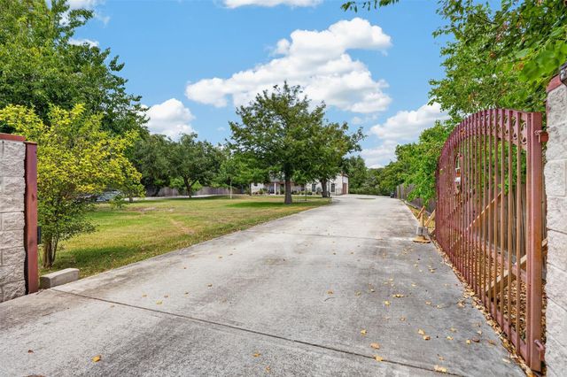 8618 Highway 6, Hitchcock, TX 77563