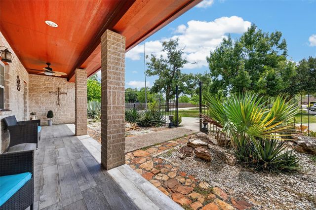 8618 Highway 6, Hitchcock, TX 77563
