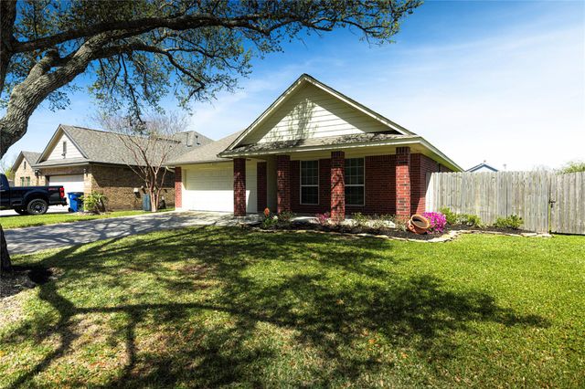 1105 Isabella Boulevard, Angleton, TX 77515