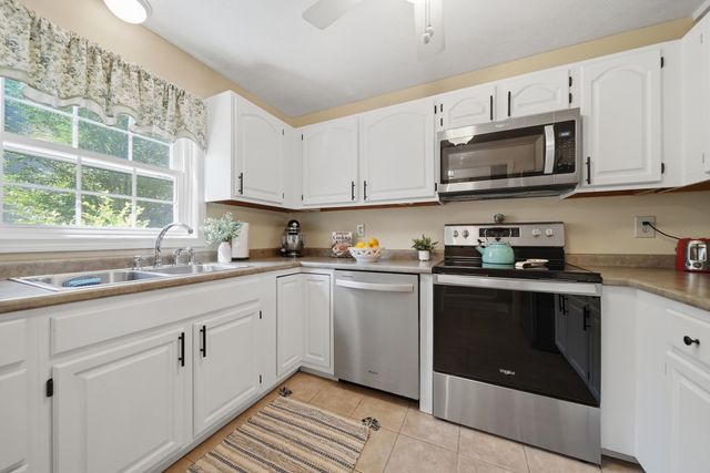 6 Veterans Rd Apt 13, Amherst, NH 03031
