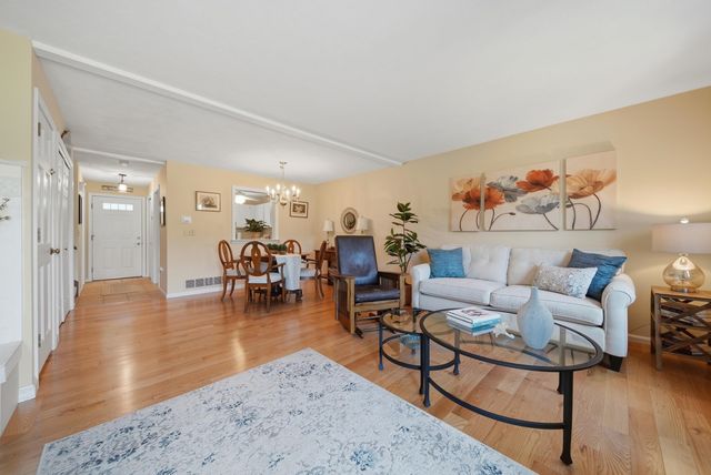 6 Veterans Rd Apt 13, Amherst, NH 03031