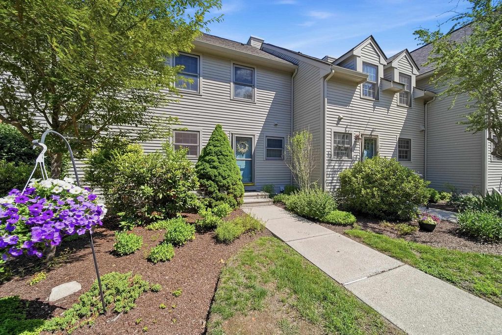 6 Veterans Rd Apt 13, Amherst, NH 03031