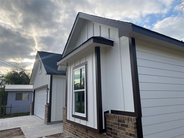 207 Malleck Street, Columbus, TX 78934