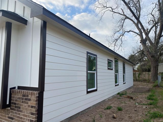 207 Malleck Street, Columbus, TX 78934