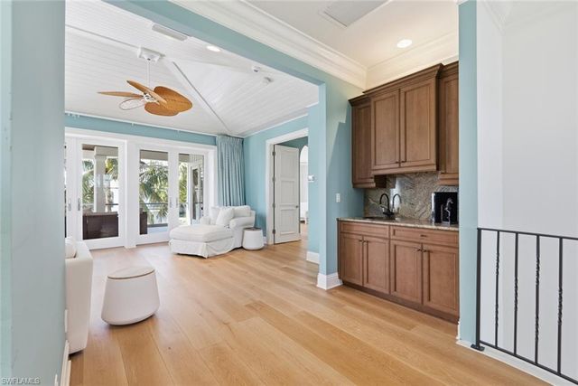 636 14th Ave S, Naples, FL 34102