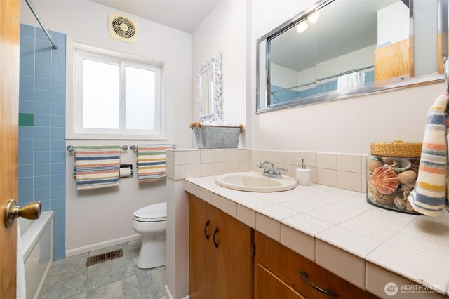 307 Center St, La Conner, WA 98257