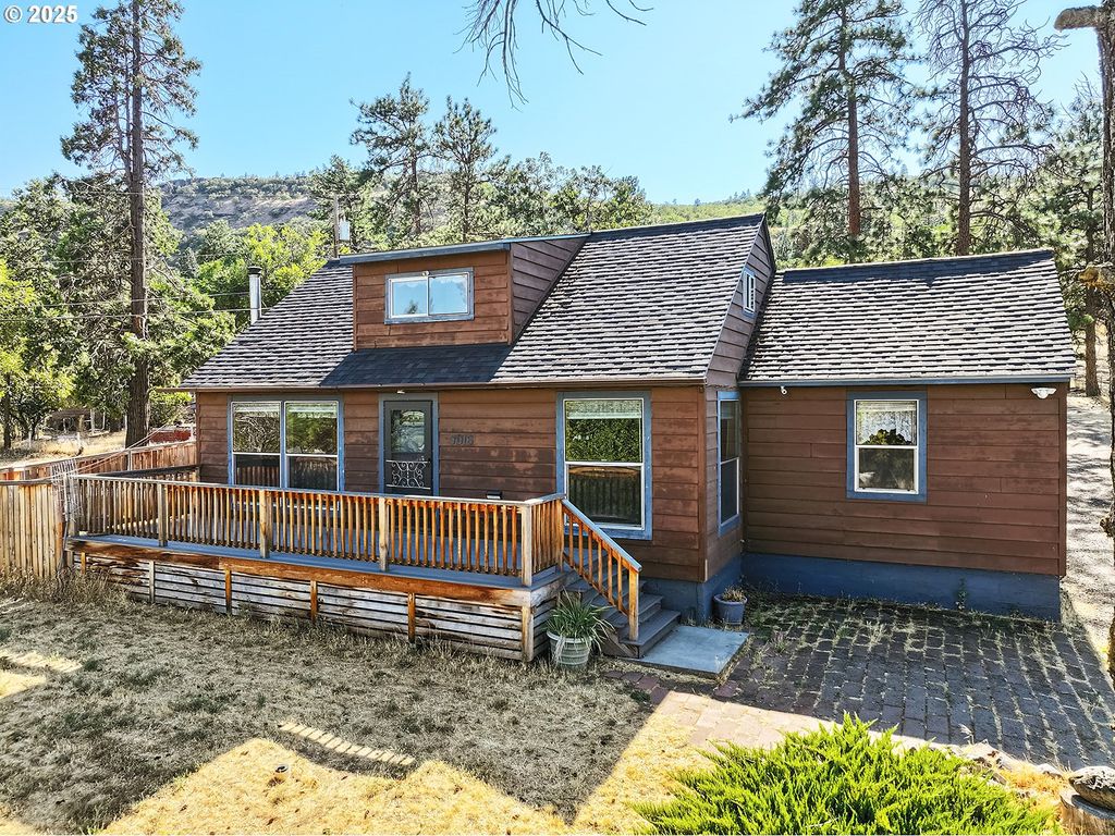 3016 W 10TH St, The Dalles, OR 97058