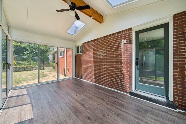 535 Glen Shannon Dr, Castle Shannon, PA 15234
