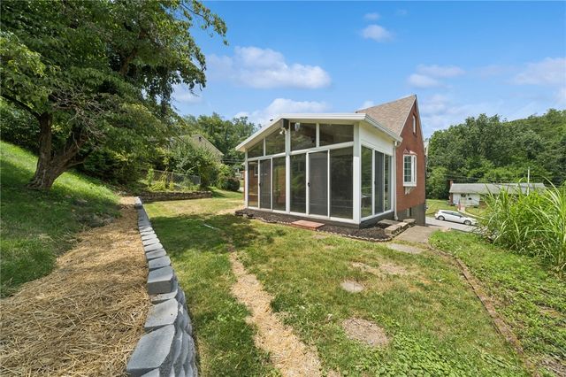 535 Glen Shannon Dr, Castle Shannon, PA 15234