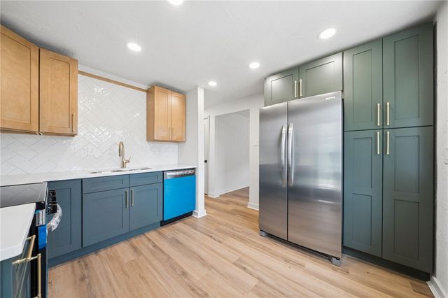 535 Glen Shannon Dr, Castle Shannon, PA 15234