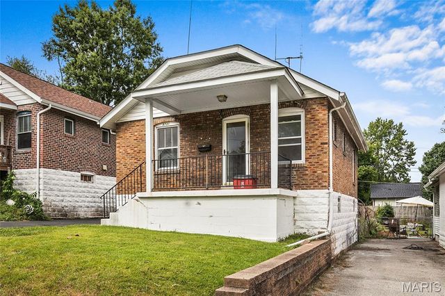 8731 Brentwood Place, Brentwood, MO 63144