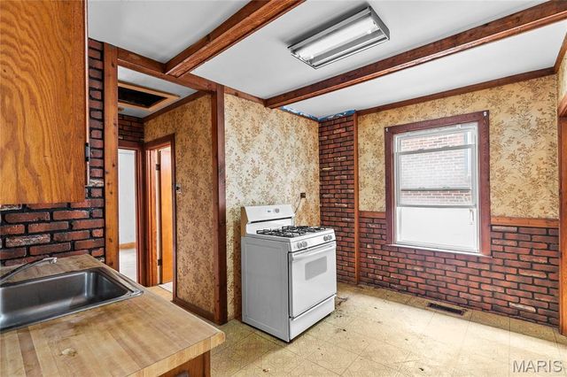 8731 Brentwood Place, Brentwood, MO 63144