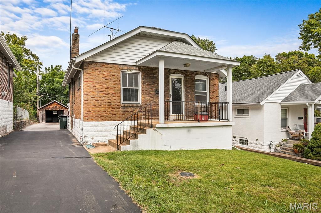 8731 Brentwood Place, Brentwood, MO 63144
