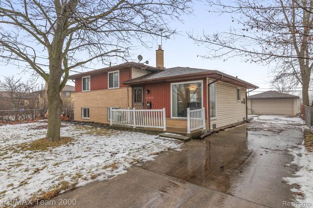 31629 Sweetbriar, Rockwood, MI 48173