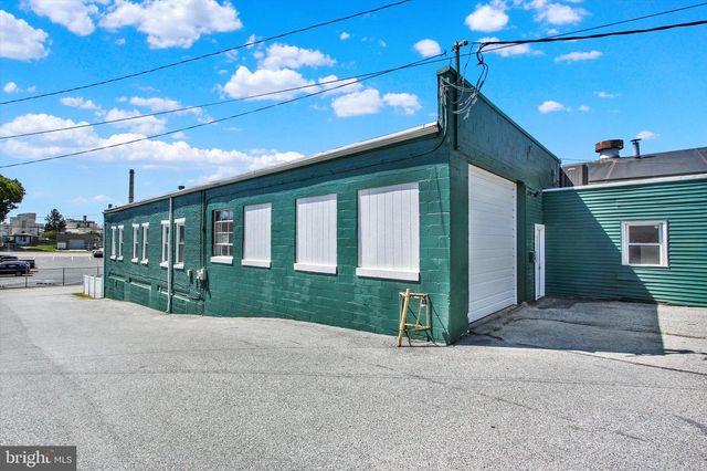 1880 W MARKET ST, York, PA 17404