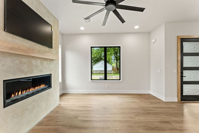 617 SW 2nd Street, Bentonville, AR 72712